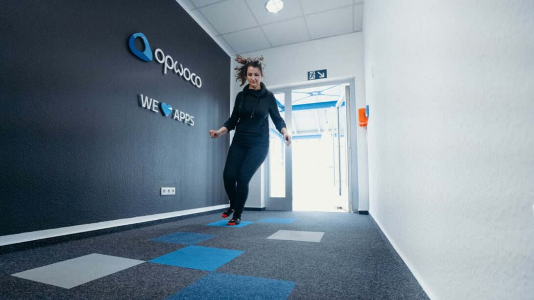 Bild zeigt hüpfende Mitarbeiterin im ActiveOffice