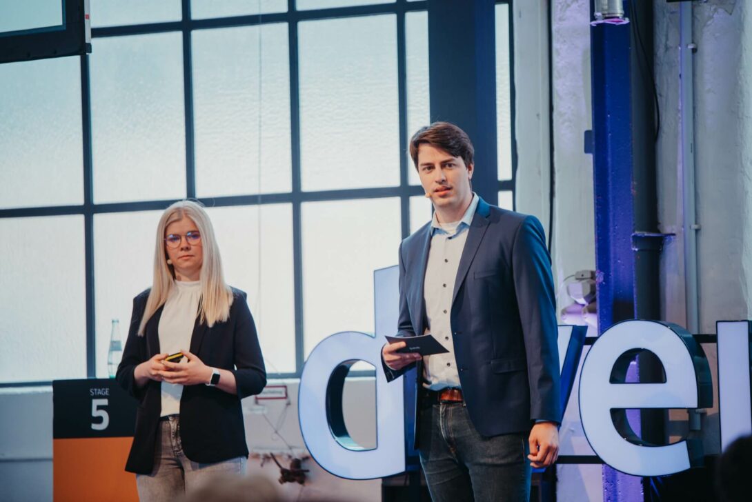 Bild zeigt Corinna Hölzel und Till Schweizer auf dem d.velop summit 2024