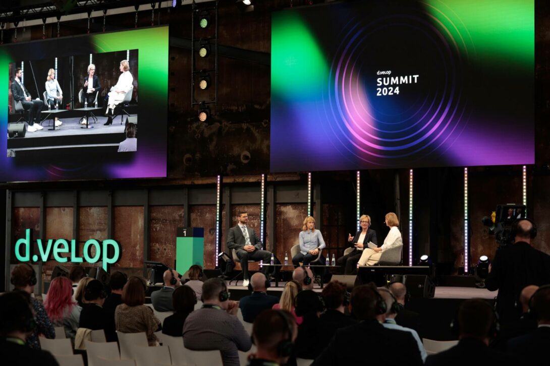 Bild zeigt eine Podiumsdiskussion auf dem d.velop summit 2024