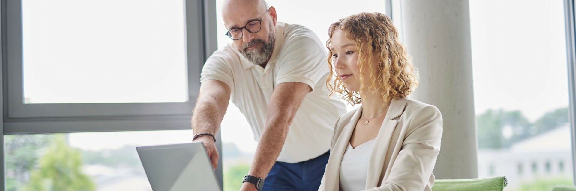 Beitragsbild Cloud CRM: zwei Menschen vorm Laptop