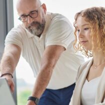 Beitragsbild Cloud CRM: zwei Menschen vorm Laptop