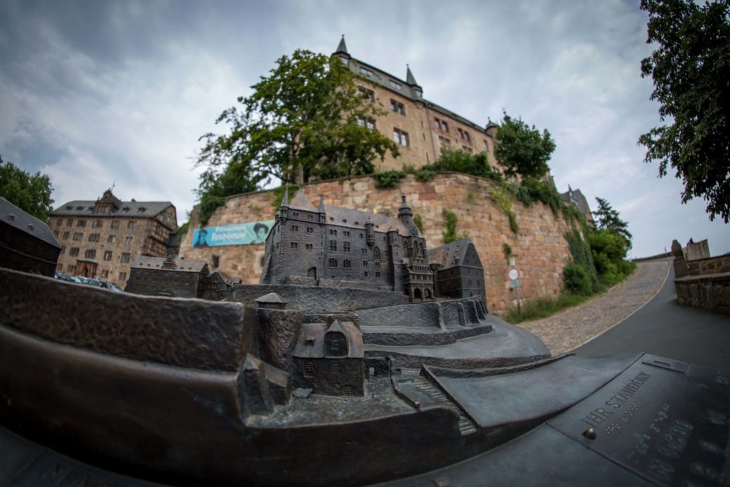 Modell Rathaus Marburg vor echtem Verwaltungsgebäude der Universitätsstadt