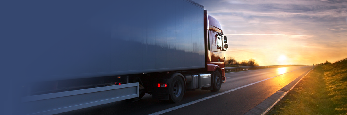 Ein LKW fährt auf einer Straße