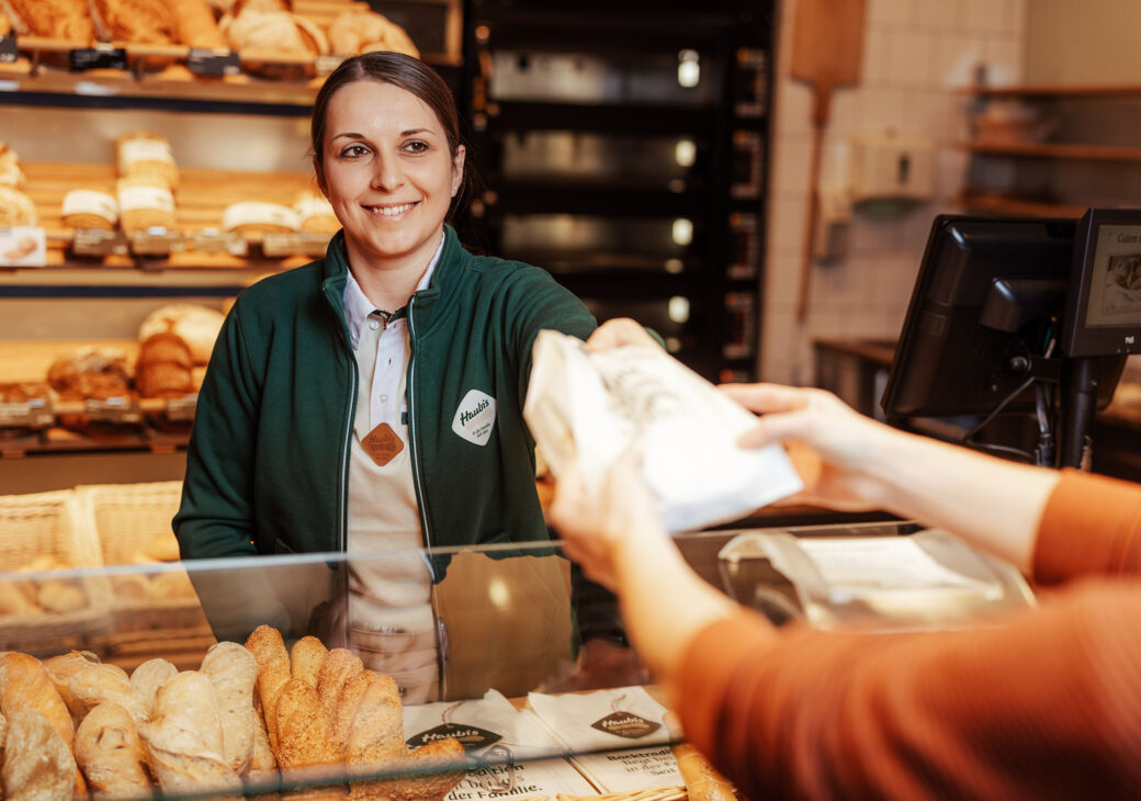 Verkäuferin der Haubis Bäckerei