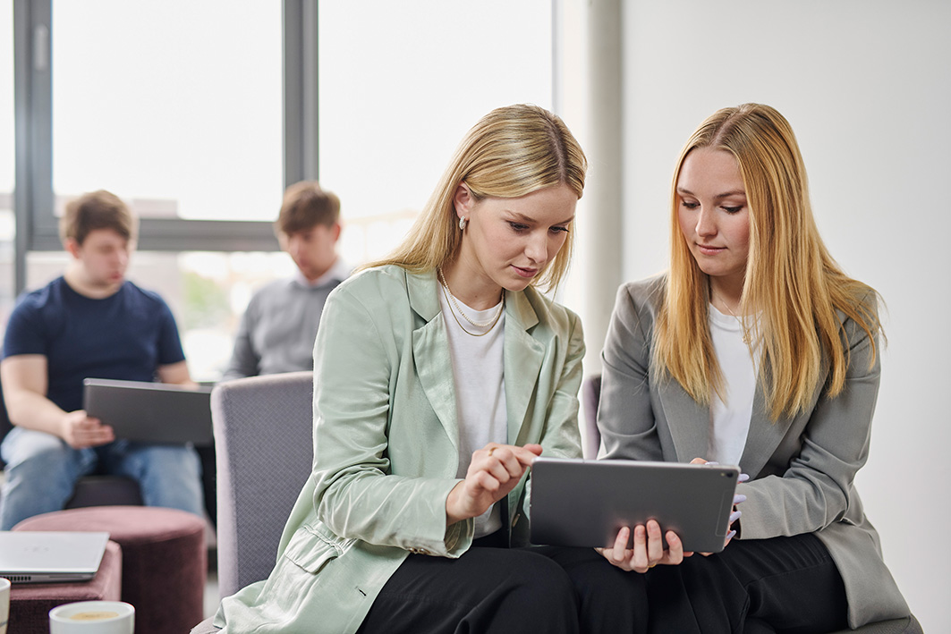 Mitarbeiter schauen sich auf dem Tablet eine elektronische Signatur Software an