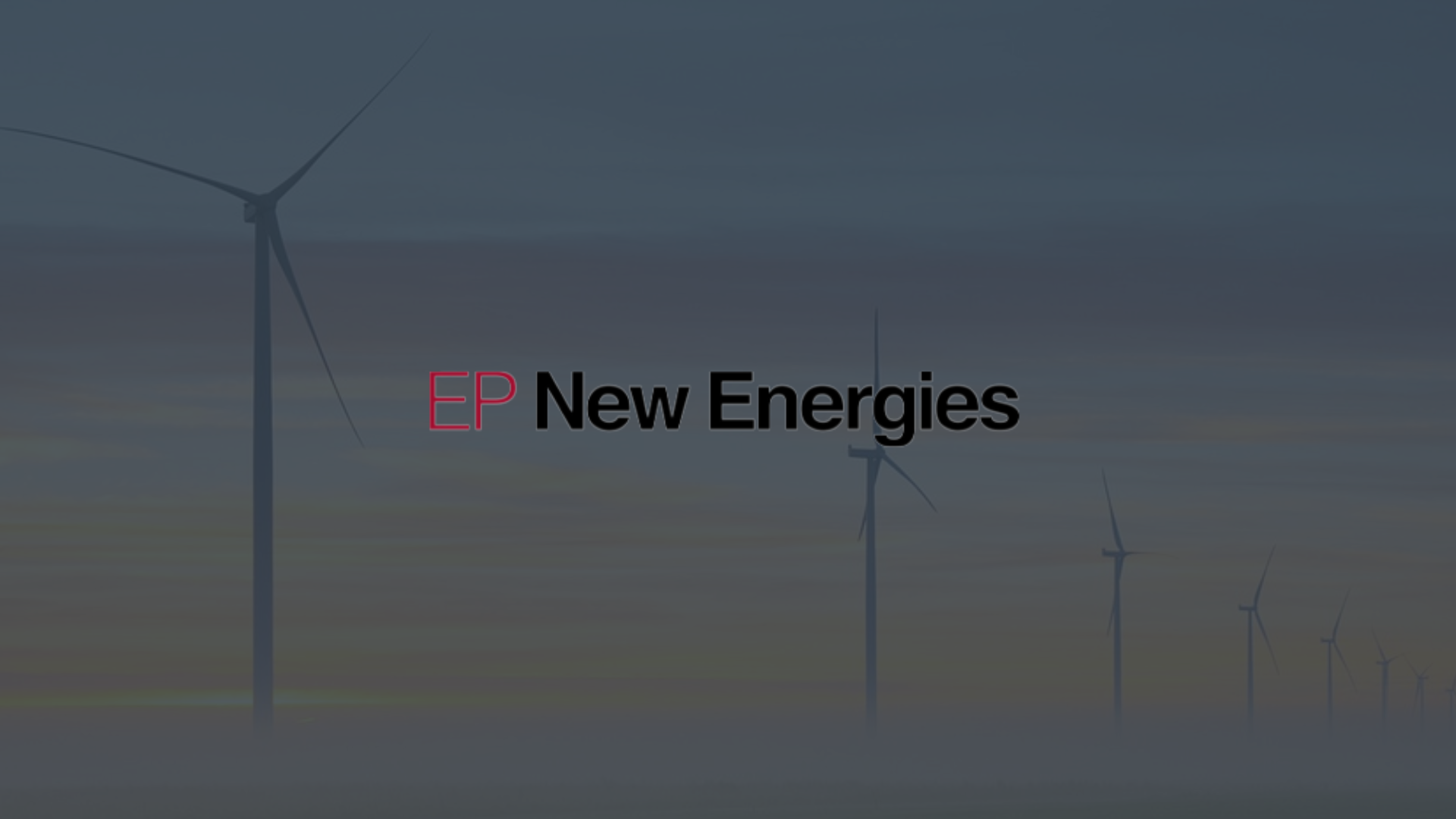 Das Bild zeigt das Logo von EP New Energies vor dem Hintergrund von Windrädern