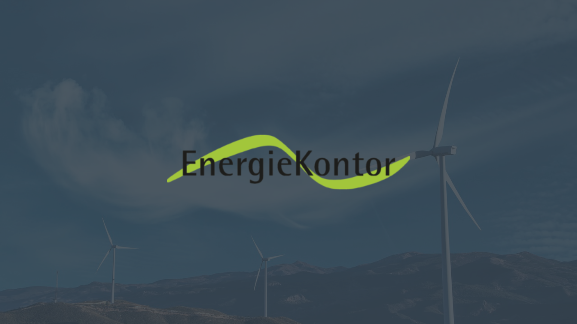 Das Bild zeigt das Logo von Energiekontor vor Windrädern als Hintergrund